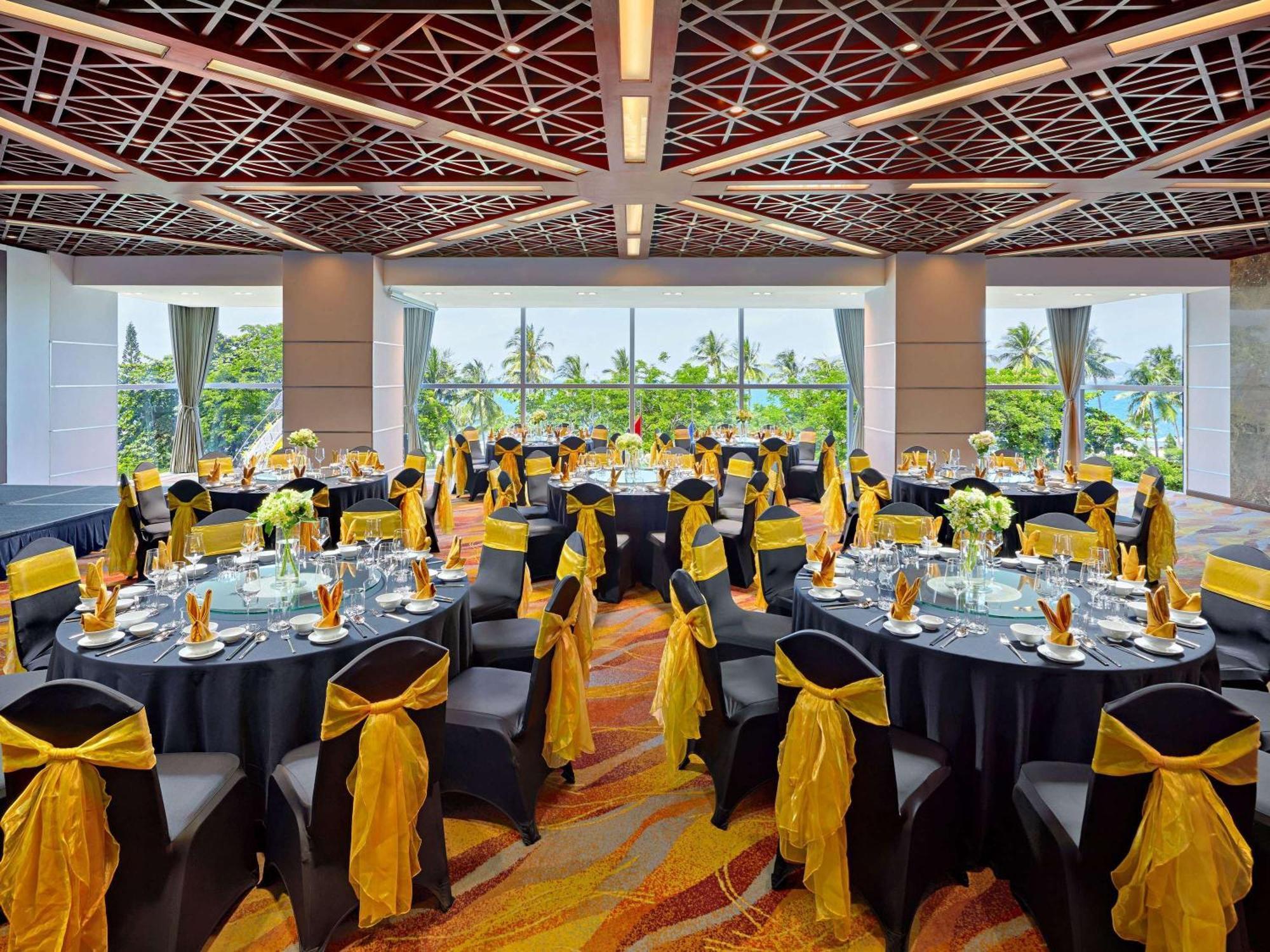 Hotel Novotel Nha Trang Buitenkant foto